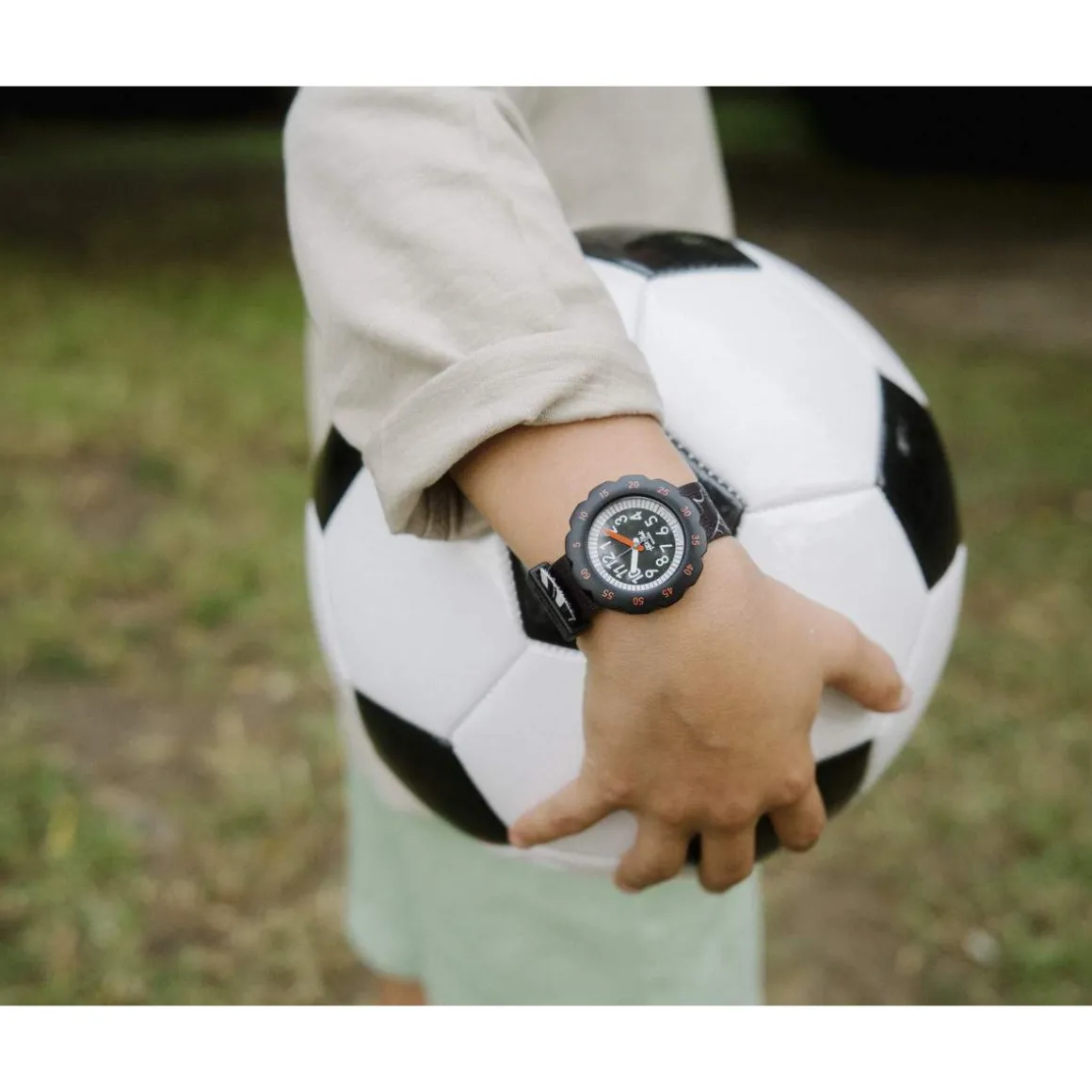 Montre Flik flak Move your body enfant plastique bisourcé bracelet tissu recyclé noir goal