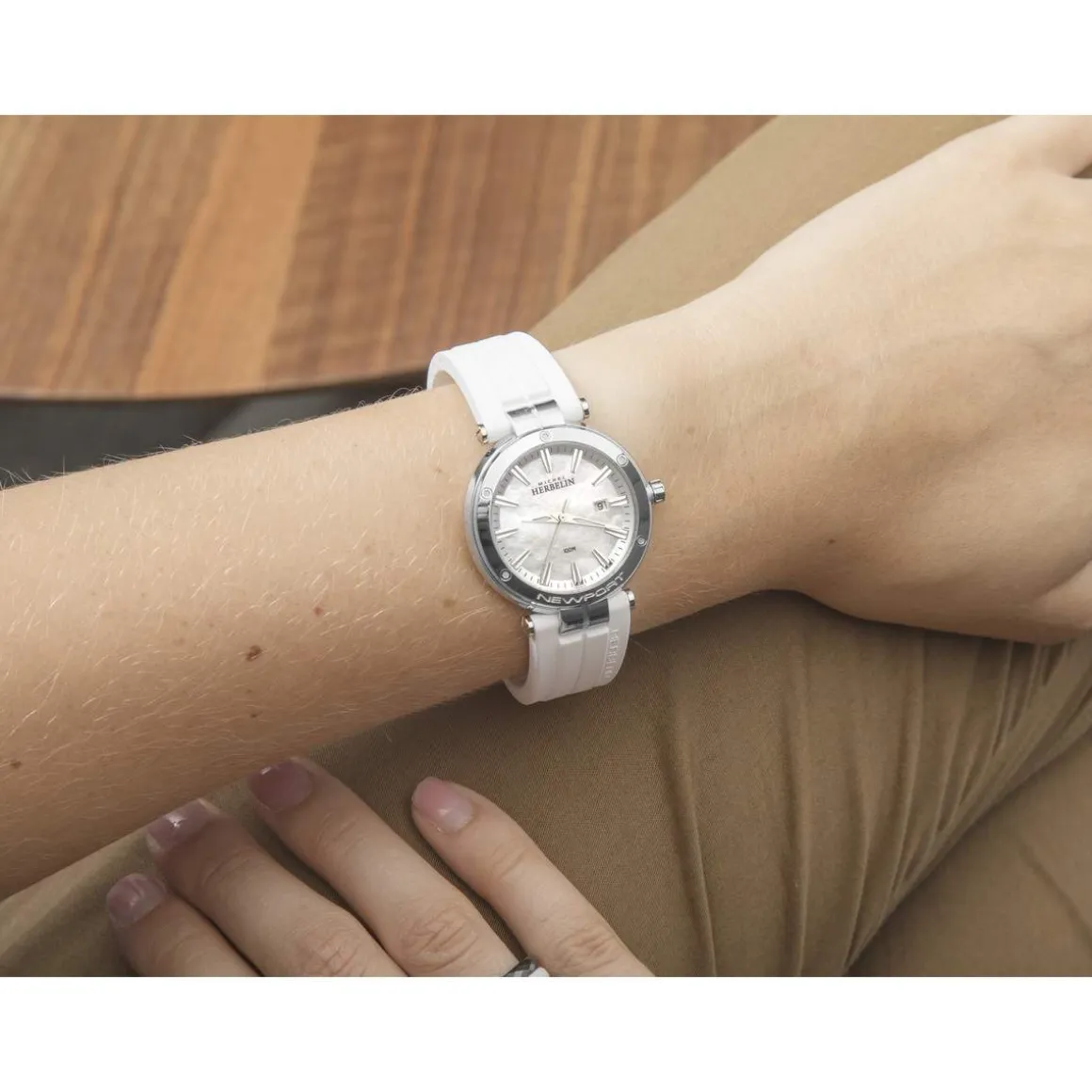 Montre HERBELIN Newport femme acier racelet caoutchouc blanc