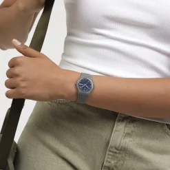 Montre SWATCH essentials mixte bracelet plastique gris