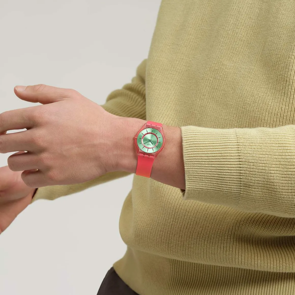 Montre SWATCH essentials mixte cadran vert bracelet silicone rouge