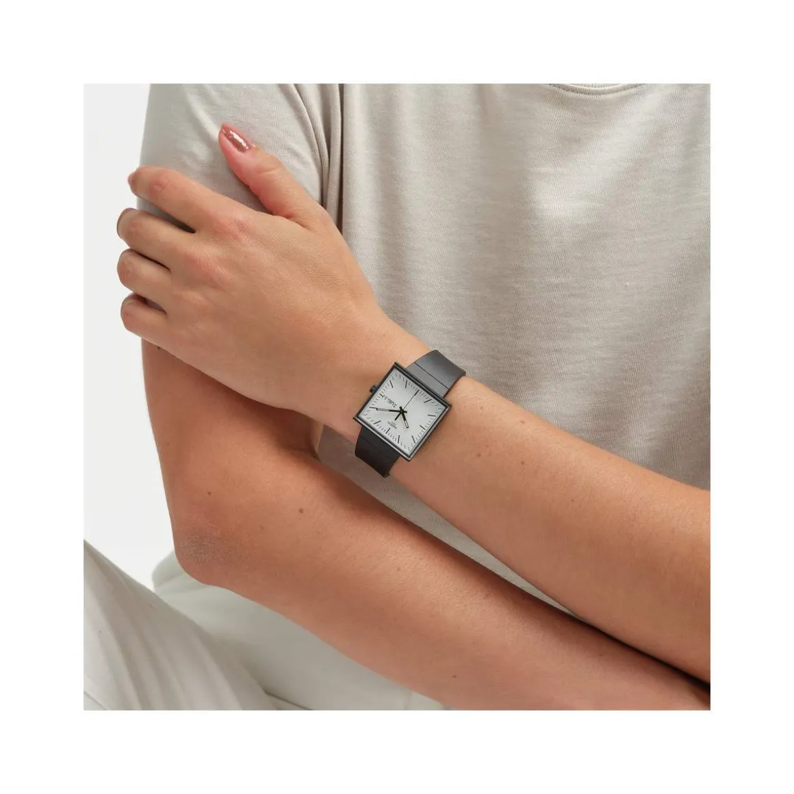 Montre SWATCH Square bioceramic What if black? homme bracelet matériau biosourcé noir