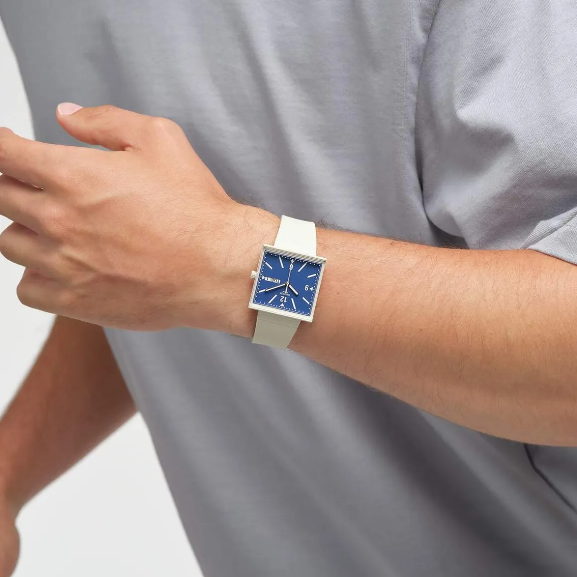 Montre SWATCH Square bioceramic What if beige? homme bracelet matériau biosourcé beige