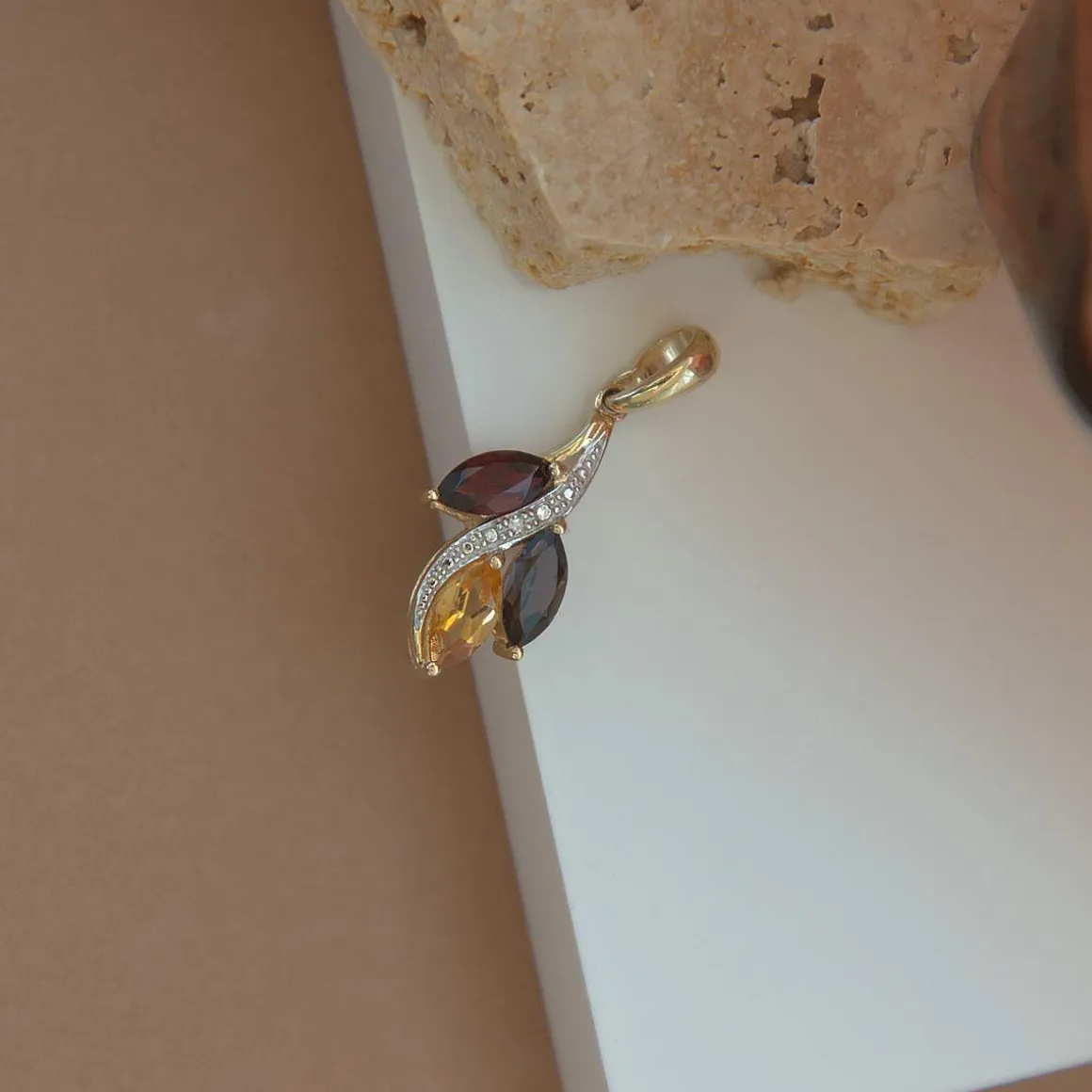 Pendentif or 375 2 tons feuille pierres fines taille marquise et diamant