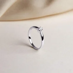 Solitaire or blanc 750 diamant synthétique 0,1 carat